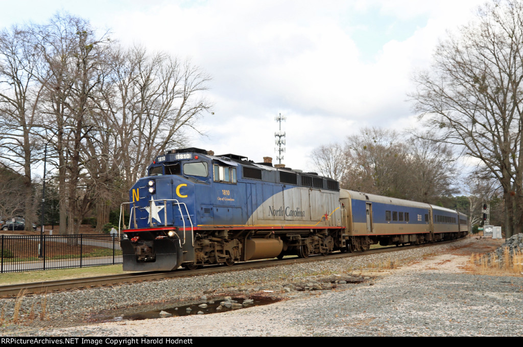 RNCX 1810 leads train P077 towards the station